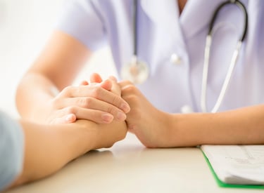 Doctora conteniendo a paciente en su consulta