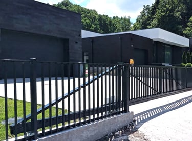 stumdomi vartai su vertikaliai išdėstytais 40x10 aliuminio profiliais ir greitaeige KEY Sun automatika vartams