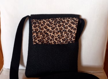 Sling bag with press stud