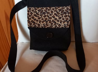 Elegant leopard print shoulder bag