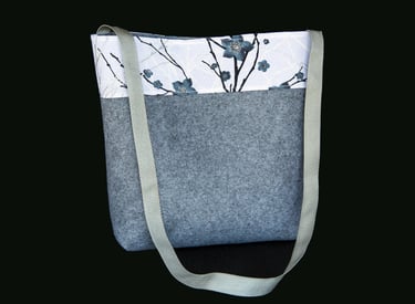 Single strap beach bag with floral print