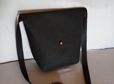 Smart shoulder bag with magnetic fastener