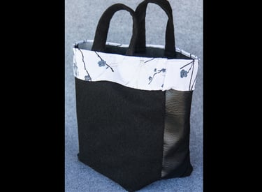 Tote bag with vinyl side