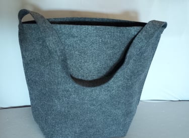 Tote bag with magnetic fastener