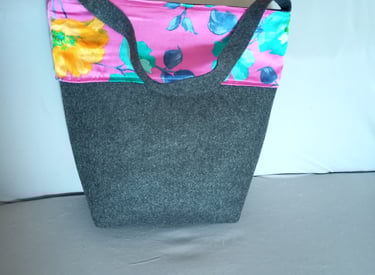 Decorative tote bag with magnetic fastener