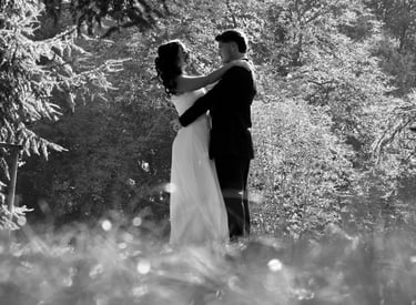 sposi che si abbracciano, foto di matrimonio