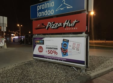 Reklama sklepu dla zwierząt na pylonie na parkingu przed sklepem