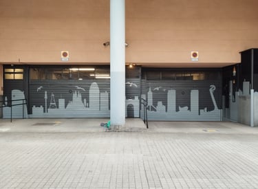 Antes y después, graffiti mural decorativo en entrada parking comunidad de vecinos, Barcelona,