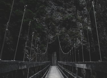 Un pont menant vers une montagne, symbolisant la guidance spirituelle à travers l'inconnu.
