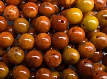 Perles Agate rouge de Zhango aux teintes chaudes, allant du brun orangé au jaune, avec des marbrures