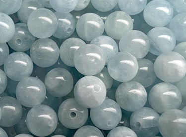 Perles en aigue-marine, aux nuances bleu pâle translucides