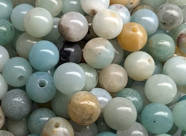 Perles en Amazonite de Chine aux tons bleu-vert très clair et beige, avec des variations naturelles