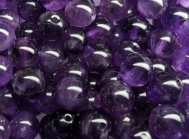 Perles en Améthyste, aux teintes violettes profondes, avec des variations naturelles.