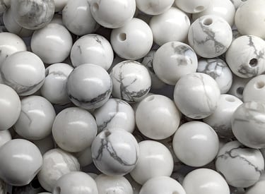 Perle en Howlite blanche avec des veines grises naturelles