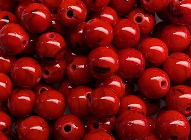 Perles en howlite rouge teintée, avec des marbrures noires subtiles
