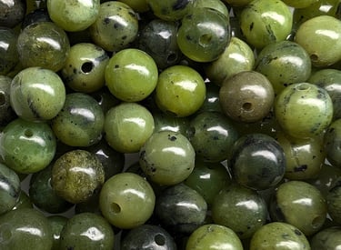 Perles en Jade Néphrite, aux nuances de vert profond avec des inclusions sombres naturelles