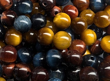 Perles en œil de taureau, œil de faucon et œil de tigre, aux reflets chatoyants bruns, bleus et doré