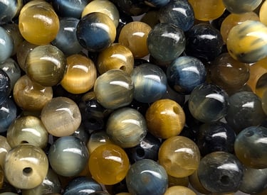 Perles en œil de tigre blanc, aux reflets chatoyants légèrement bleus, dorés et beige