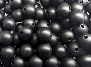 Perles en onyx mat, d’un noir profond avec une texture lisse et un fini légèrement velouté