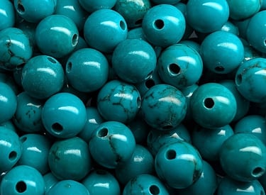 Perles en turquoise, d’un bleu intense avec des marbrures noires naturelles