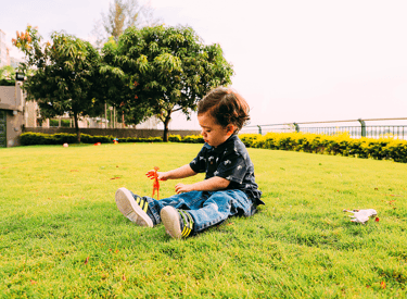 niño jugando en el cesped