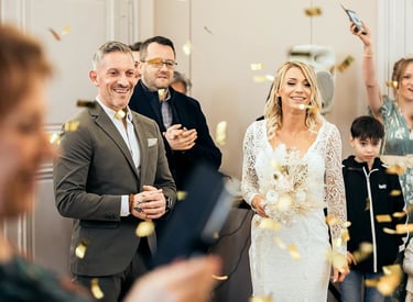 Vin d'honneur au château de Puxe avec confettis et ambiance festive.