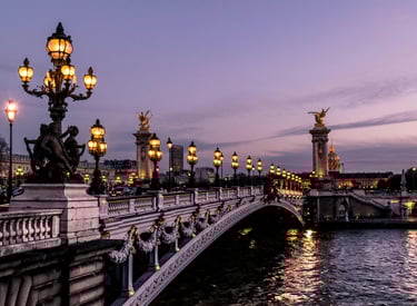 Pont Alexandre Brücke III in Paris bei Sonnenuntergang