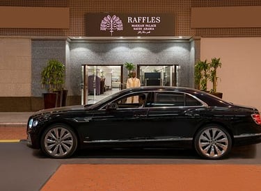 Voiture avec chauffeur privé devant un hôtel confortable, pour votre Omra sur mesure.