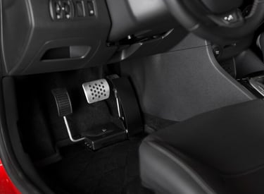 automobilio pedalu pritaikymas