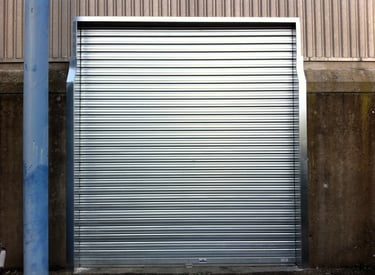 Rideau métallique à lames pleines.