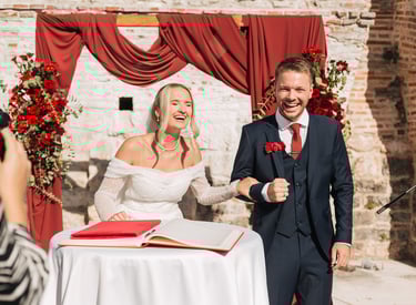 Sretni i nasmijani mladenci uživaju u čarobnoj atmosferi pažljivo dekoriranog vjenčanja,.