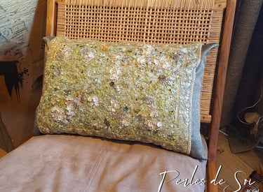 Coussin brodé or et beige - une création Perles de Soi par JC GAL