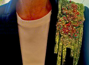 Un blazer bleu sublimé par une magnifique broche verte, rouge et turquoise - Perles de Soi