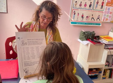 image d'une rééducation logopédique avec une activité de lecture