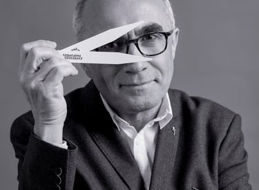 portrait noir et blanc d'un homme parfumeur