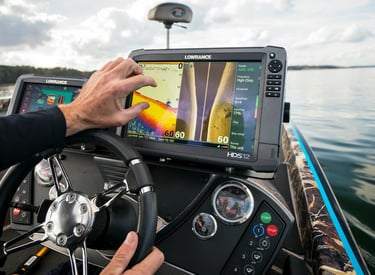 Mora Nautic Services realizando reparación y mantenimiento de embarcaciones en menorca en un barco a