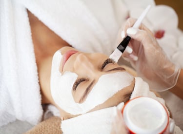 chica en tratamiento facial