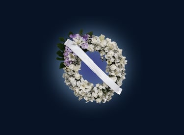 imagem mostra faixa de homenagem em coroa de flores da cortel e cemitério araçá são paulo