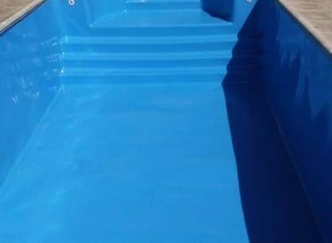 Plastificado Masterplas aplicado a las escaleras de la pileta de hormigón. Uniformidad y sellado total.