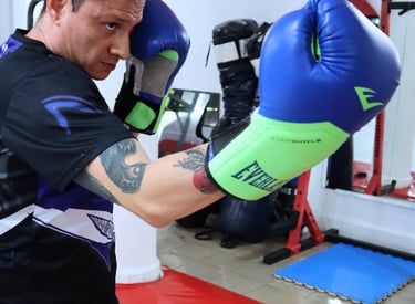 Hombre tatuado entrenando kick boxing en narvarte