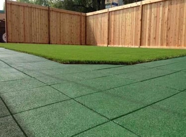 Piso em placas verde de borracha 50x50cm para playground parquinho jardim academia crossfit peso liv