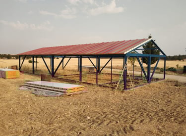 Proyecto y diseño de estructura metálica de nave gallinero móvil