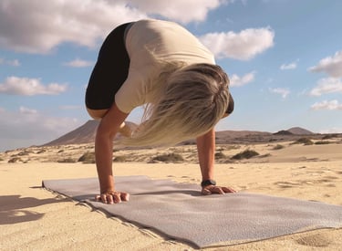 Valeria Angeletti, wellness coach di Metabolika, mentre pratica esercizi di yoga sul tappetino