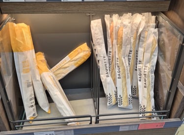 Das Bild zeigt mehrere Baguettes in Papier eingepackt.