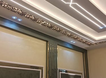 زخارف ذهبية وانارة بيضاء بالمدينة