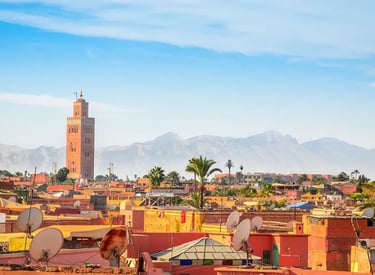 Vue sur la médina de Marrakech, avce la Koutoubia et les montagnes en arrière plan