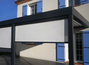 Pergola bioclimatique aluminium avec store latéral installée à Montpellier par LCJ Aménagements
