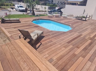 Plage de piscine en terrasse bois réalisée par paysagiste à Montpellier