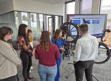 Collaborateurs en atelier vélo entreprise Lyon – formation et maintenance