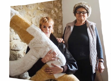 Entre art et artisanat, cette kalachnikov en tissu interroge notre rapport émotionnel à la violence et à la sécurité.